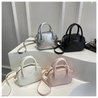Modische Damenhandtasche mit eleganten Zuggriffen und abnehmbarem Schultergurt