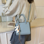 Damen Mini Tasche mit Tieranhänger und modernem Krokodileffekt