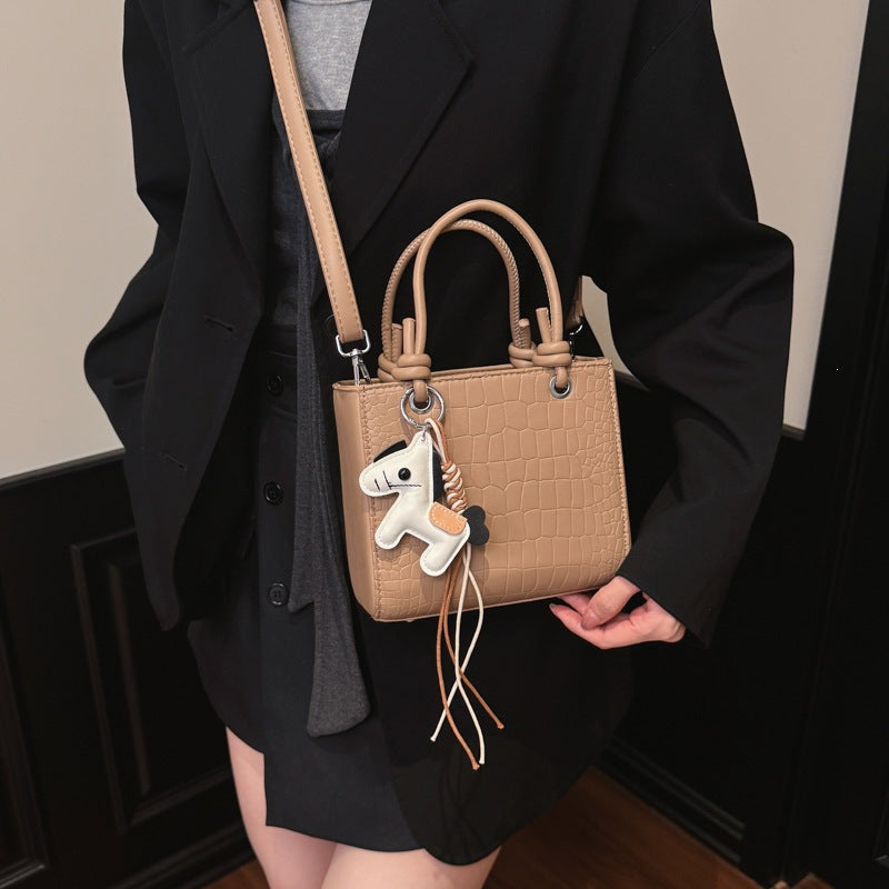 Damen Mini Tasche mit Tieranhänger und modernem Krokodileffekt