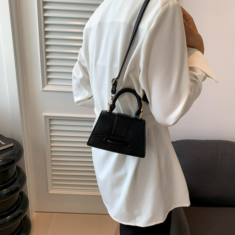 Damen Mini-Handtasche aus strukturiertem Leder mit stylischer Verschluss