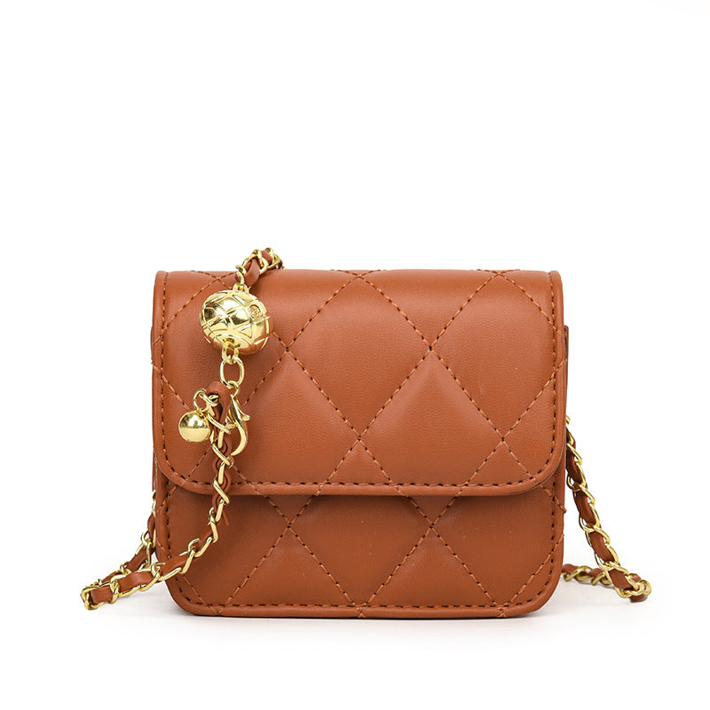 Damen Mini Umhängetasche mit glänzender Kette und charmantem Anhänger