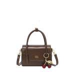 Damen Mini-Handtasche mit eleganter Struktur und charmantem Anhänger