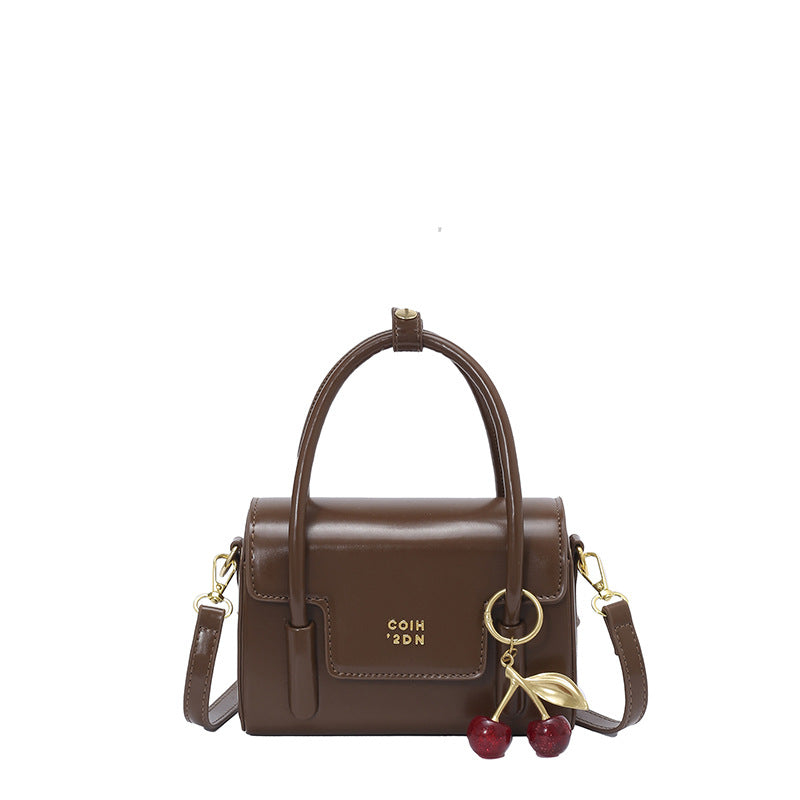 Damen Mini-Handtasche mit eleganter Struktur und charmantem Anhänger