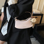 Damen Schultertasche mit dekorativem Anhänger