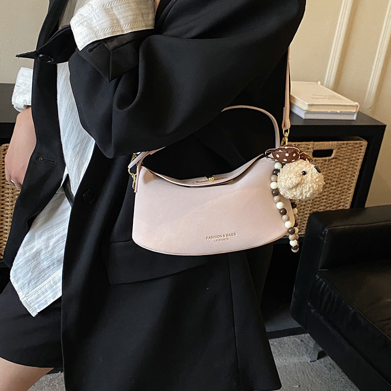 Damen Schultertasche mit dekorativem Anhänger