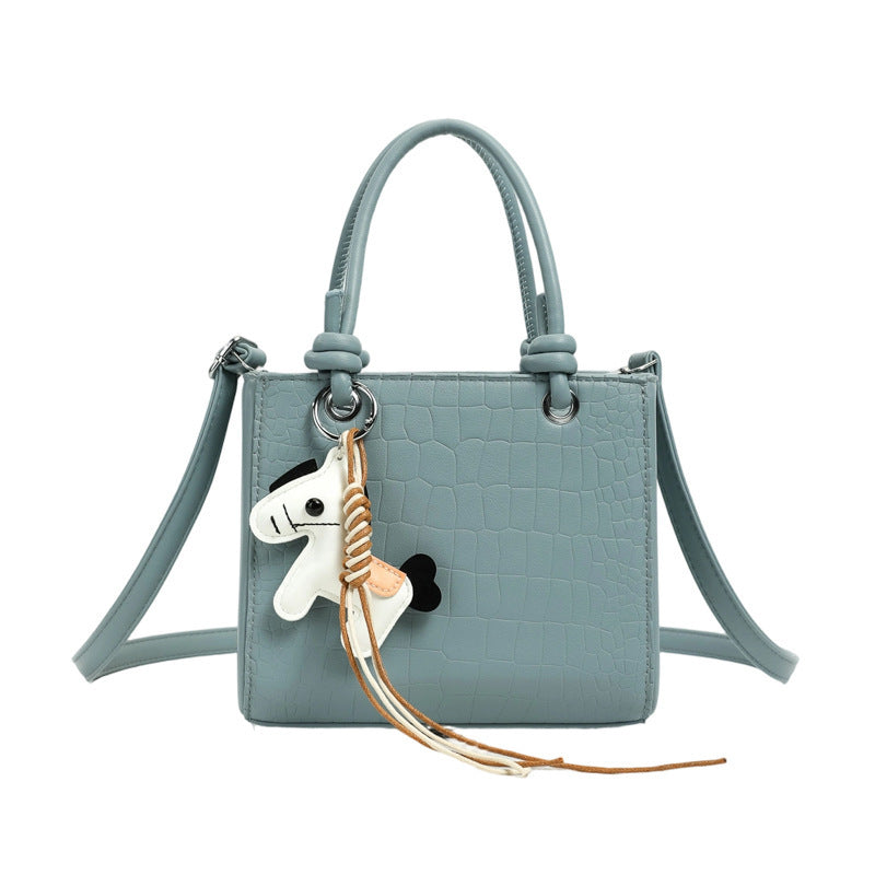 Damen Mini Tasche mit Tieranhänger und modernem Krokodileffekt