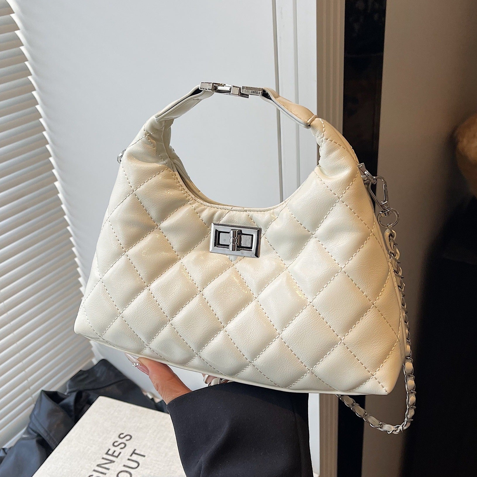 Damen Mini-Tasche mit elegantem gesteppte Design und stilvollem Kettenverschluss