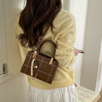 Damen Mini-Handtasche mit eleganter Struktur und goldenen Akzenten