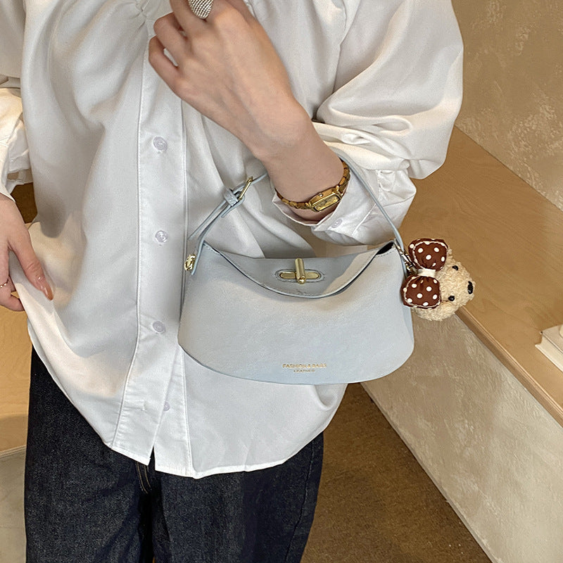Damen Schultertasche mit dekorativem Anhänger