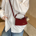 Damen Schultertasche mit dekorativem Anhänger