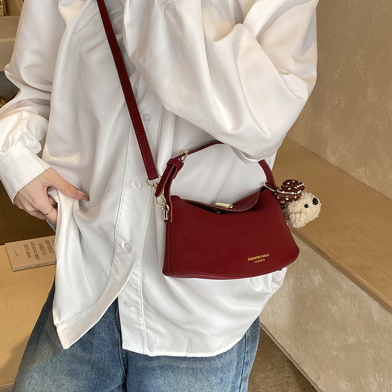 Damen Schultertasche mit dekorativem Anhänger