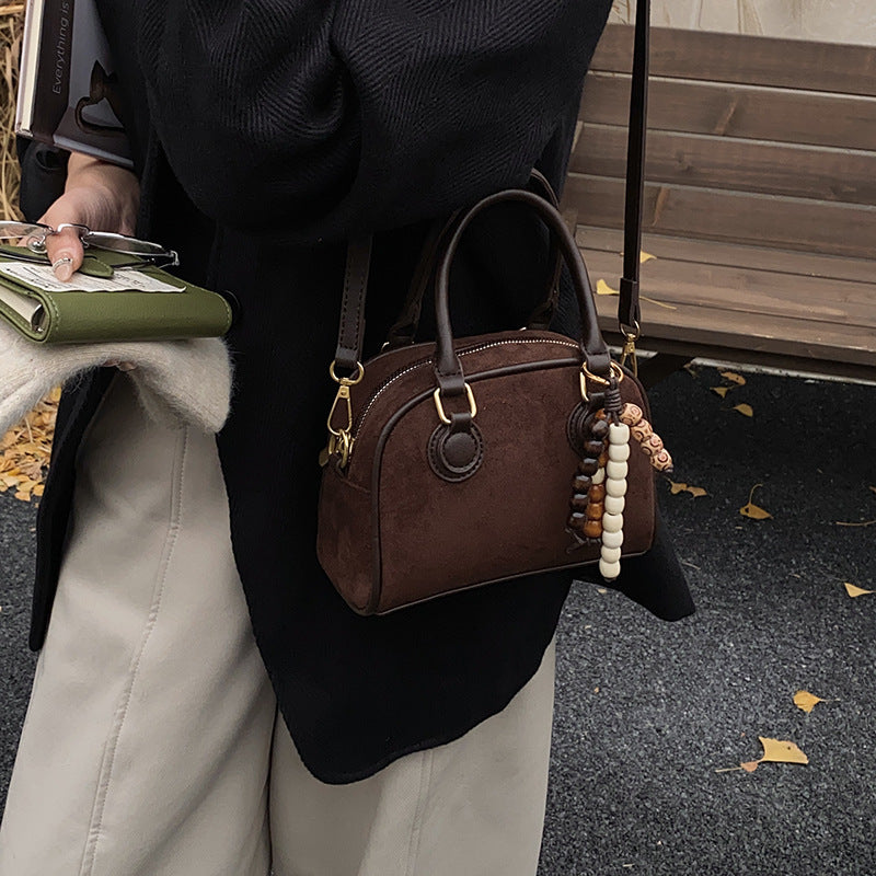 Damen Mini-Handtasche mit verspieltem Anhänger