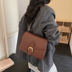 Damen Schultertasche mit elegantem Klappverschluss und dekorativem Metallakzent
