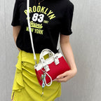 Damen Mini-Handtasche mit verspieltem Anhänger und elegantem Design