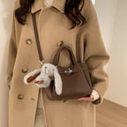 Damen Mini-Handtasche mit verspieltem Design und Tieranhänger