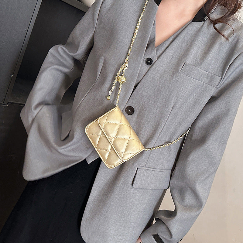 Damen Mini-Umhängetasche mit glänzender Kette und charmantem Anhänger