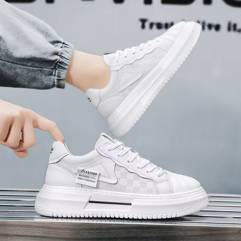 Moderne Plattform-Sneaker für Frauen mit einem modernen Karomuster und bequemer Polsterung