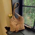 Damen Häkel-Schultertasche mit verspielten Fransen und dekorativen Details