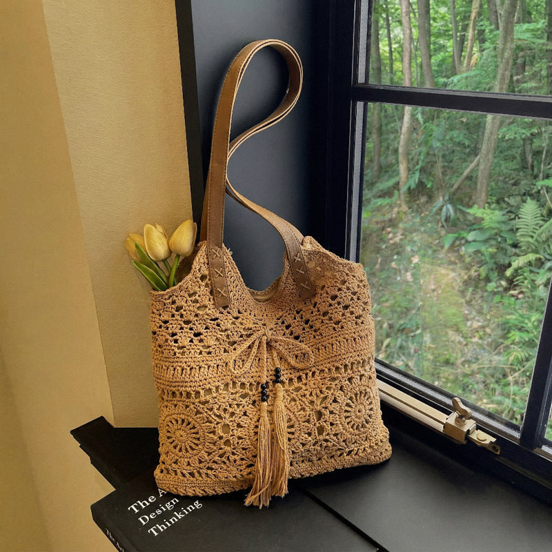 Damen Häkel-Schultertasche mit verspielten Fransen und dekorativen Details