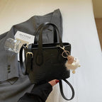 Damen Mini-Handtasche mit süßem Anhänger