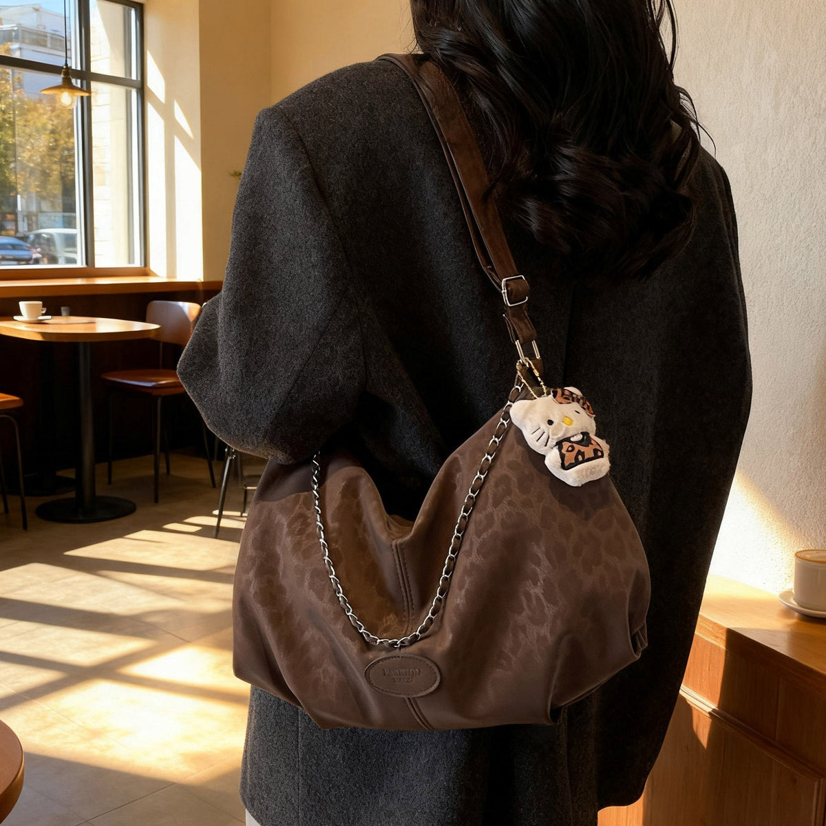 Damen elegante Hobo-Tasche aus strukturiertem Kunstleder mit abnehmbarem Anhänger