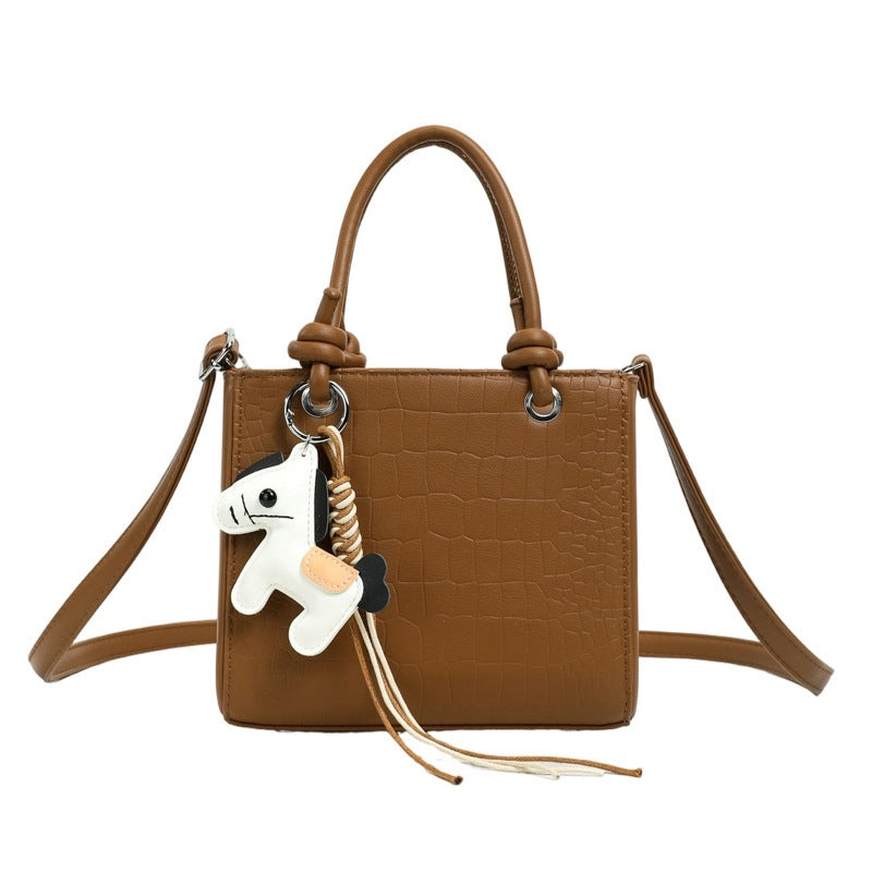 Damen Mini Tasche mit Tieranhänger und modernem Krokodileffekt