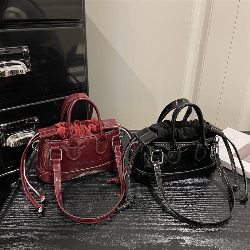 Damen Mini-Tasche mit verspieltem Kordelzug und glänzendem Finish