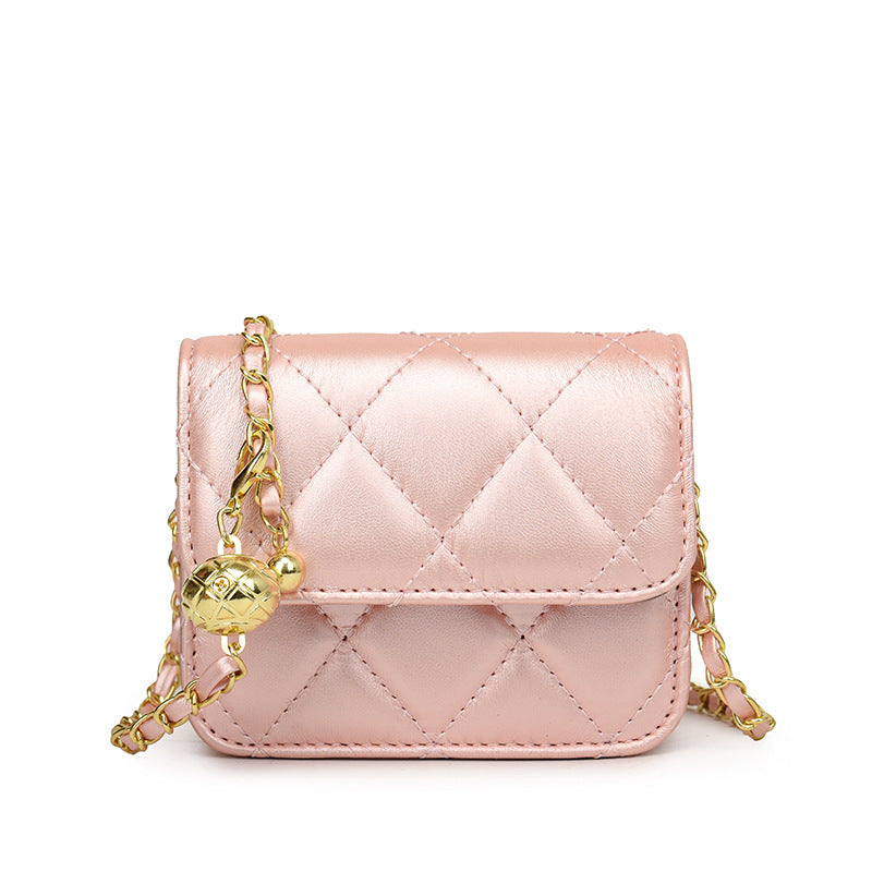 Damen Mini Umhängetasche mit glänzender Kette und charmantem Anhänger