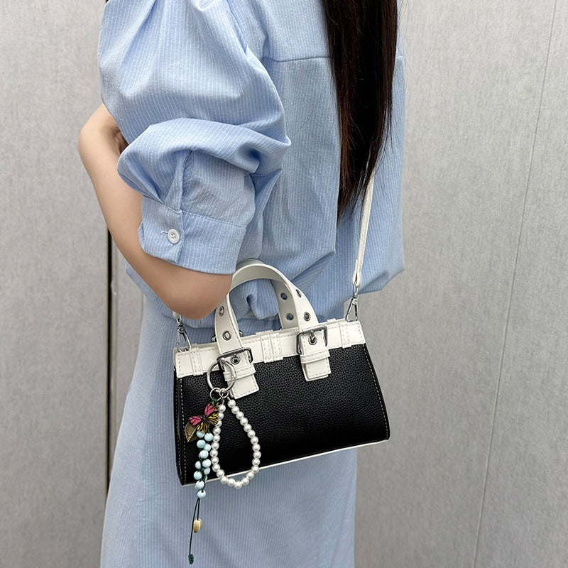 Damen Mini-Handtasche mit verspieltem Anhänger und elegantem Design