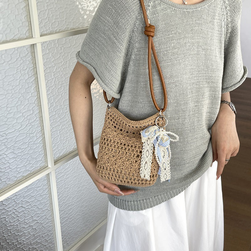 Damen gehäkelte Schultertasche mit dekorativen Details