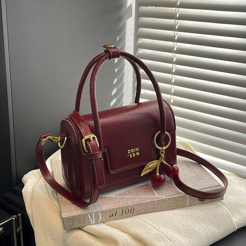 Damen Mini-Handtasche mit eleganter Struktur und charmantem Anhänger