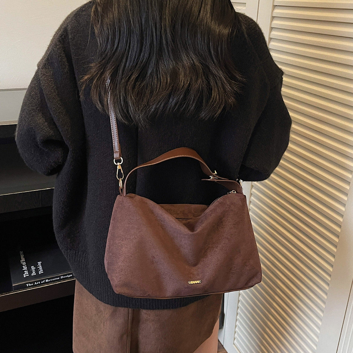 Damen praktische Schultertasche aus weichem Wildleder