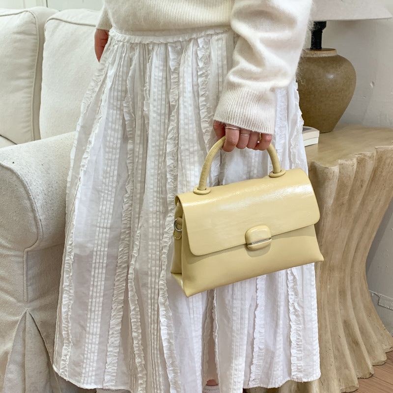 Damentasche mit strukturiertem Design und eleganter Verschluss