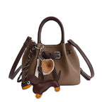 Frauen Designer Bucket Bag mit verspieltem Tier-Charm