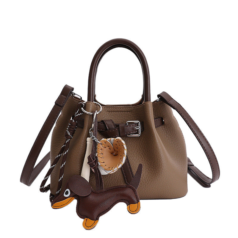 Frauen Designer Bucket Bag mit verspieltem Tier-Charm