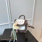 Damen Mini-Handtasche mit fröhlichem Kirschdesign und charmanten Anhängern