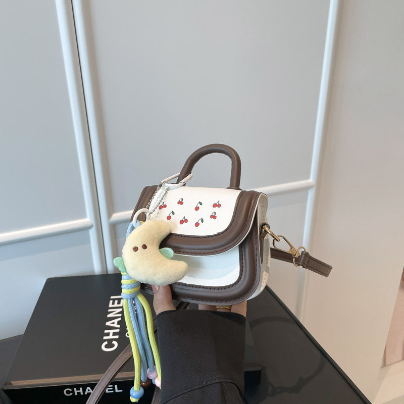 Damen Mini-Handtasche mit fröhlichem Kirschdesign und charmanten Anhängern