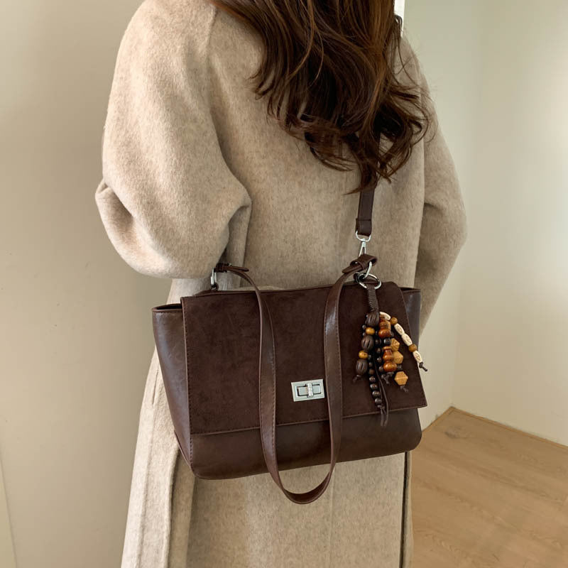 Damen elegante Schultertasche aus hochwertigem Kunstleder mit verspieltem Charme