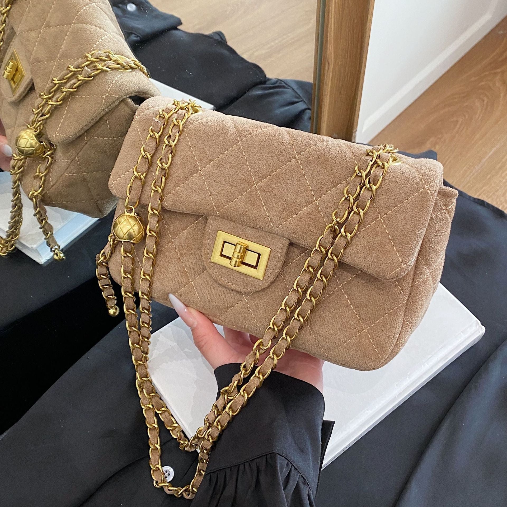 Elegante Schultertasche für Damen mit stylischem Kettenakzent
