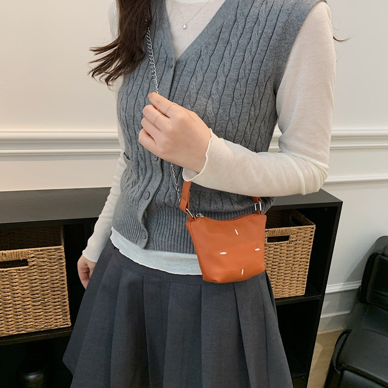 Damen Mini-Handtasche mit glänzender Kette und strukturiertem Obermaterial