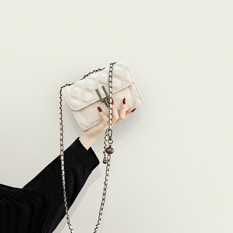 Damen Mini-Clutch mit elegantem Kettenriemen und luxuriösem gesteppetem Muster
