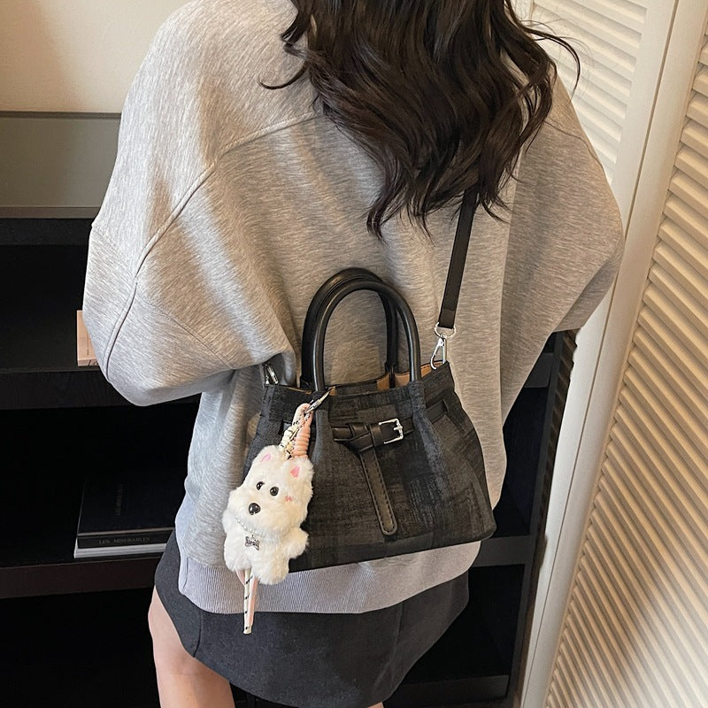 Damen Mini-Handtasche mit modernen Akzenten und praktischem Innenorganizer