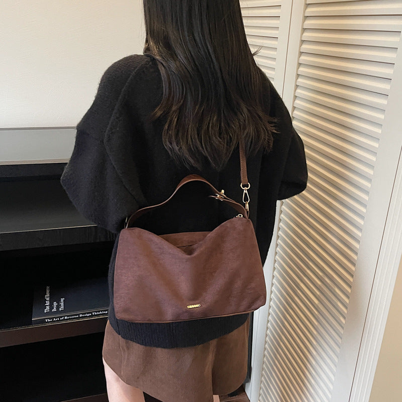 Damen praktische Schultertasche aus weichem Wildleder