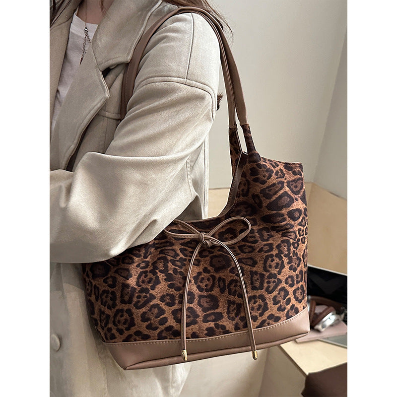 Damentasche mit stylischem Leopardenmuster und verstellbarem Kordelzug