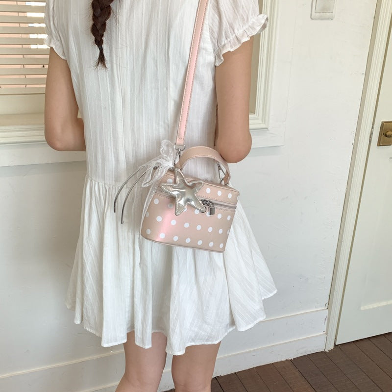 Damen Mini-Handtasche mit verspieltem Design und eleganten Akzenten