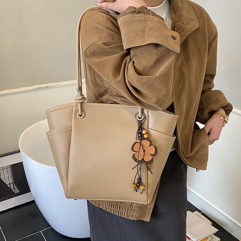 Damen praktische Schultertasche mit charmanten Applikationen