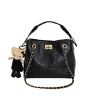 Damen Schultertasche mit elegantem Kettenakzent und süßem Anhänger