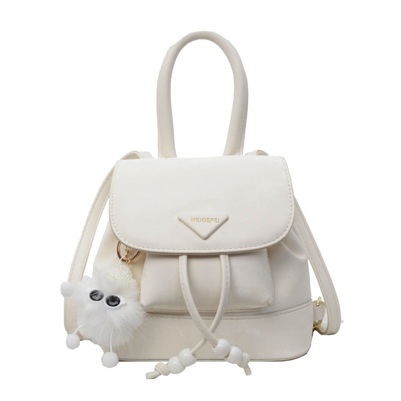 Damen Mini-Rucksack mit verspieltem Design und plüschigem Anhänger