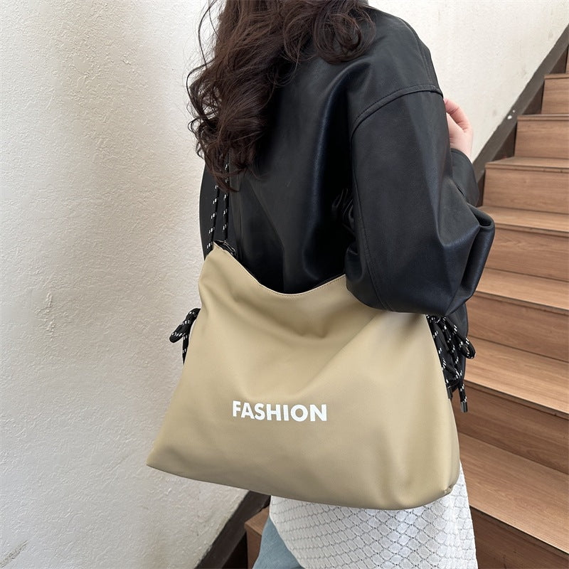 Stylische Umhängetasche für Damen mit geflochtenem Kordelzug