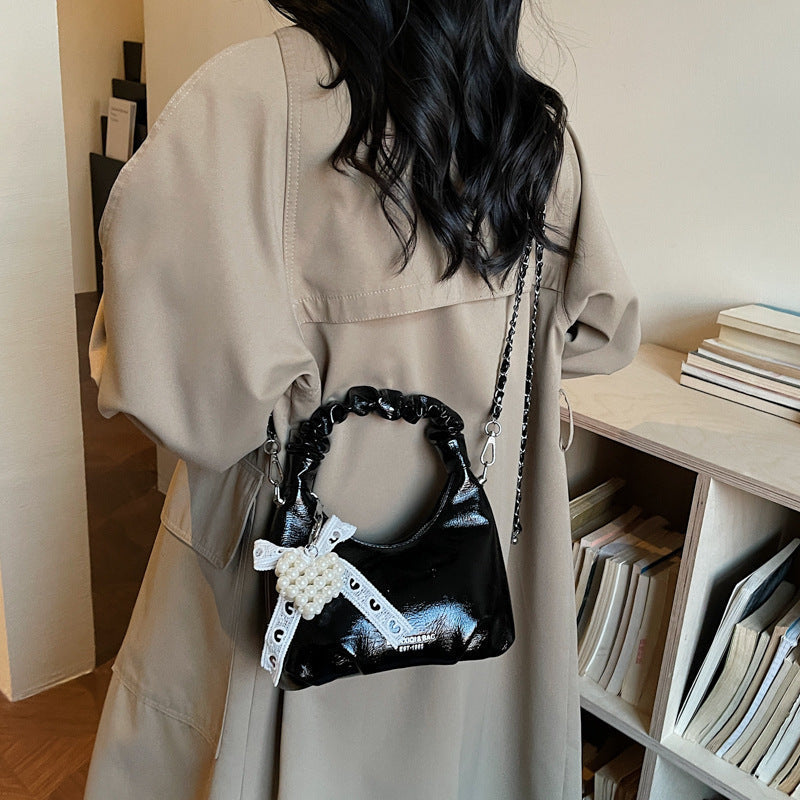 Damen Mini-Handtasche mit voluminösem Rüschendesign und trendigen Charms